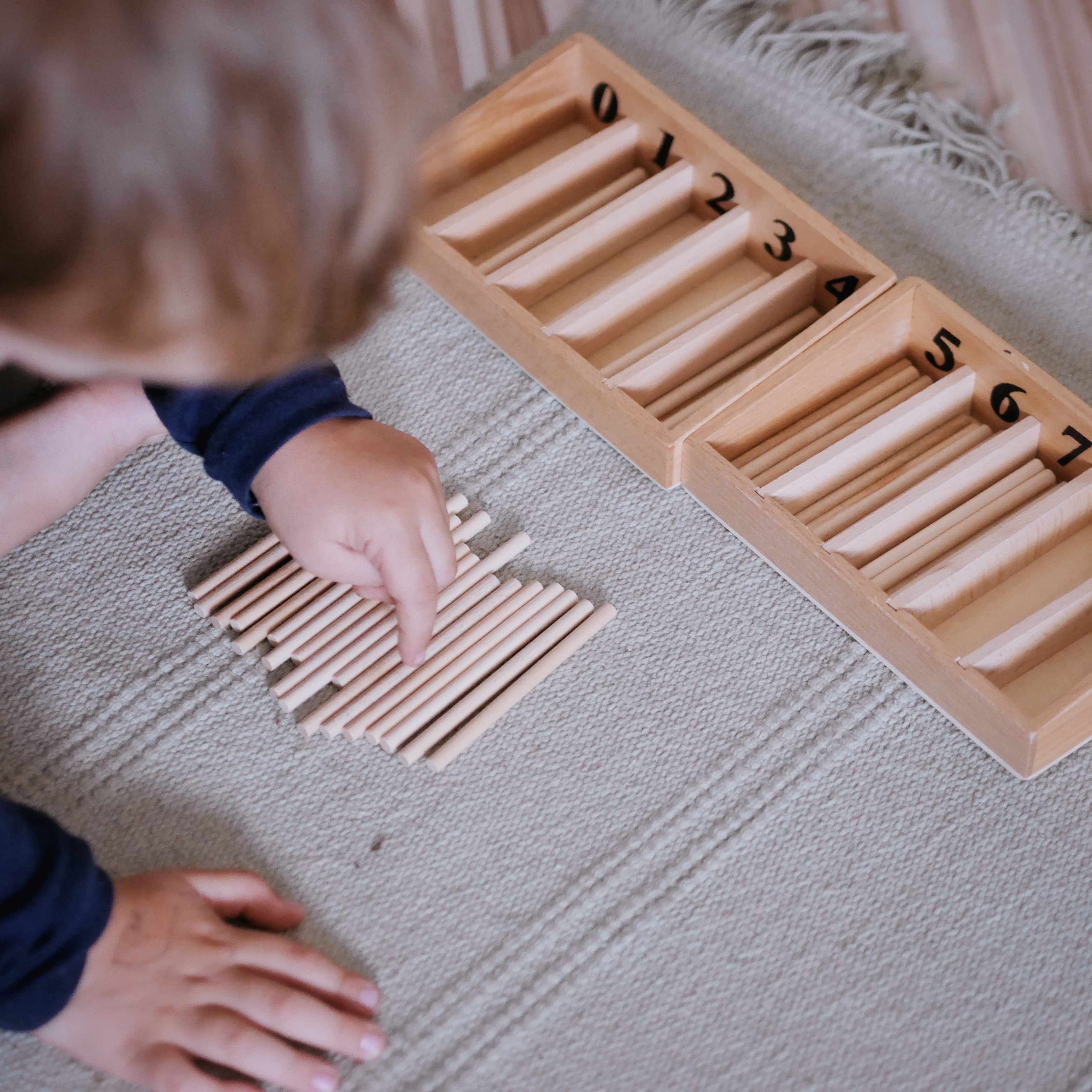 Pomoce Montessori, od których zaczniesz z maluchem edukację matematyczną