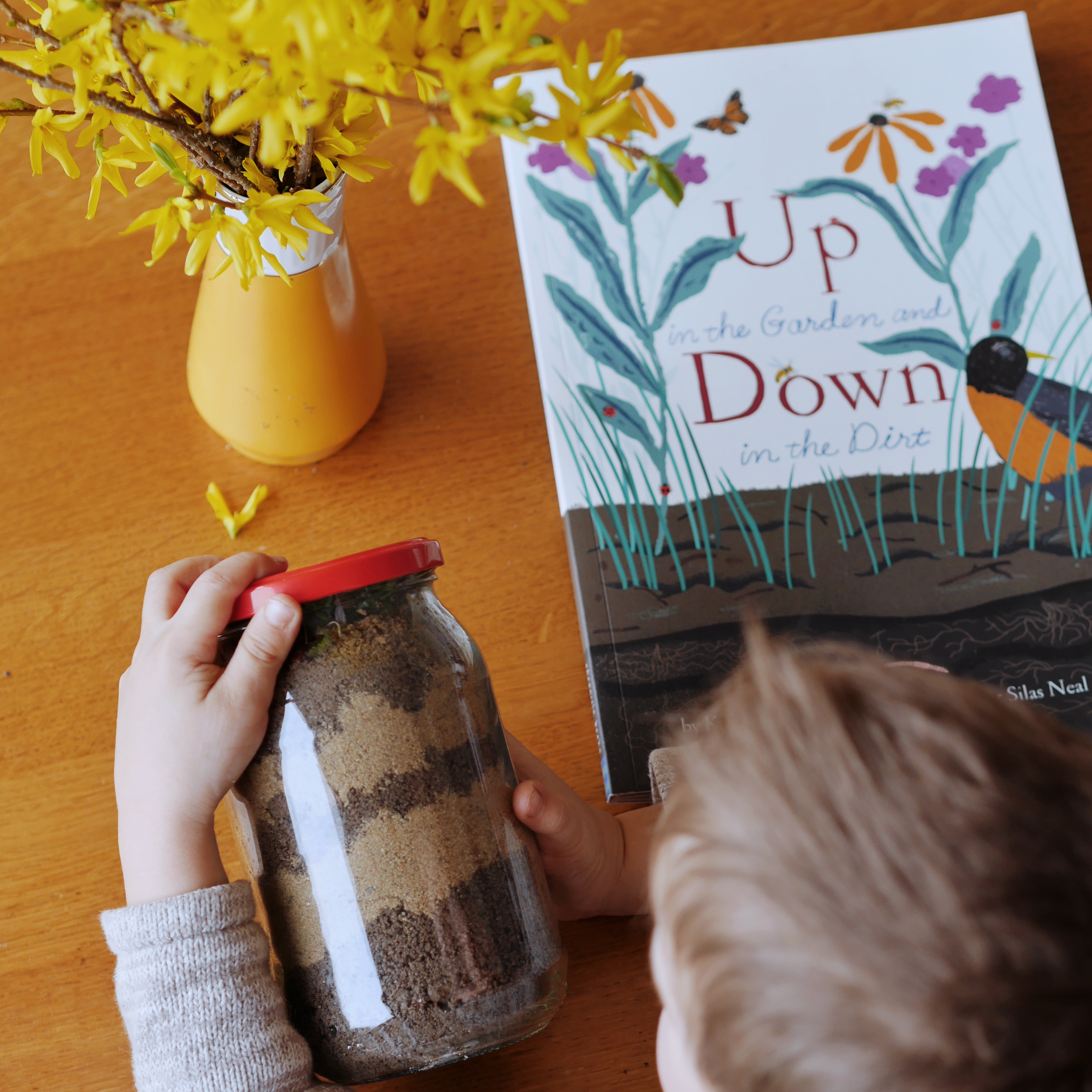 Lekcja biologii w duchu Montessori, czyli  farma dżdżownic w słoiku